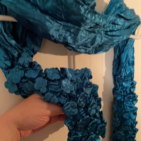 Shiny satin scarf with molded floral pattern - Picture 2 of 2